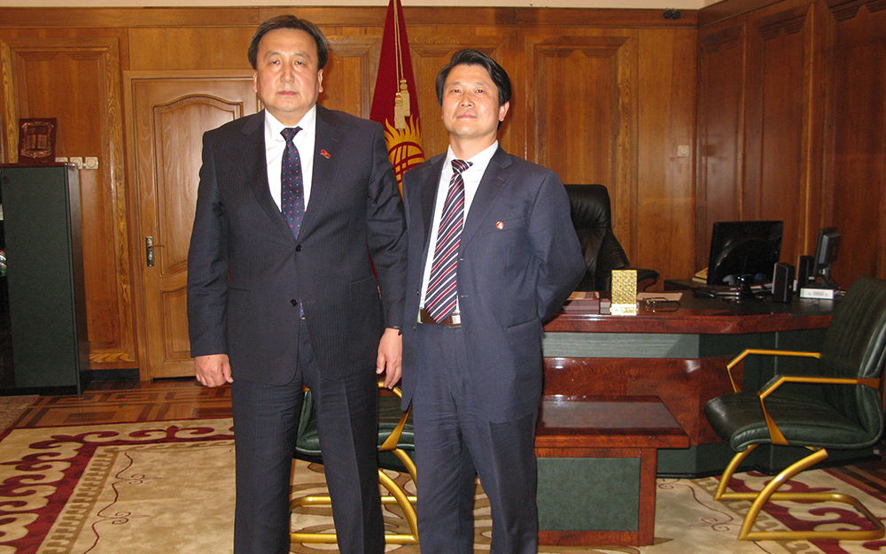 时任吉尔吉斯斯坦共和国议长阿森别克接见刘雁飞董事长