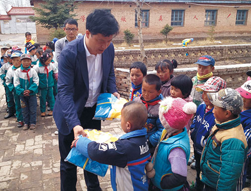 集团青海公司向玉树藏族小学捐赠衣物