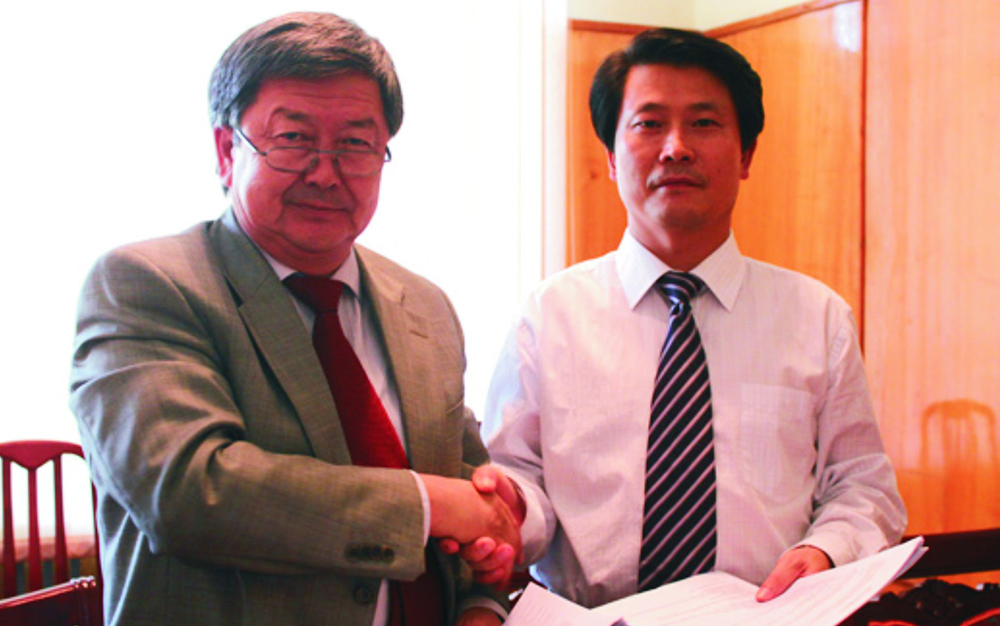 刘雁飞董事长与时任吉尔吉斯斯坦总理的久勒多舍维奇签订合作协议