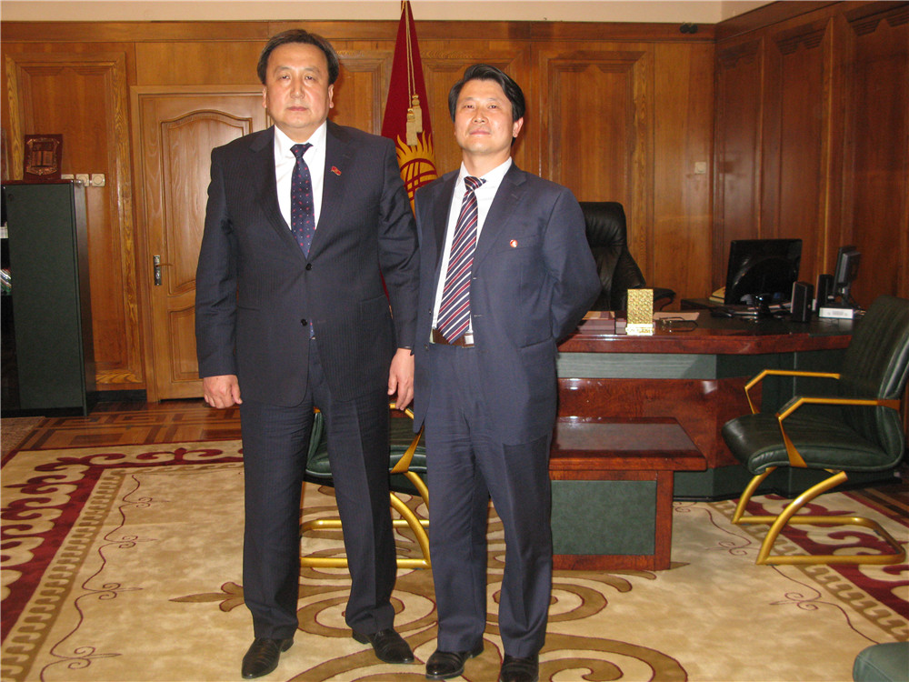 2吉尔吉斯斯坦共和国议长阿森别克接见刘雁飞董事长